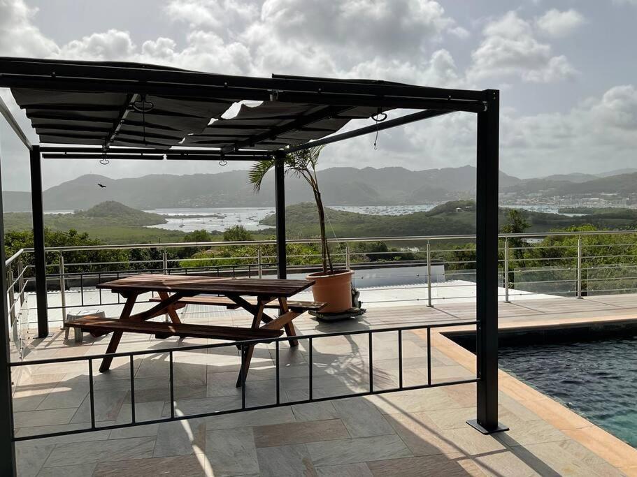 Bas De Villa Piscine Petit Versailles Sainte Anne Exteriér fotografie